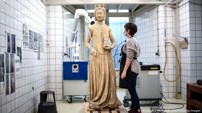 Statua kraljice Francuske Jeanne de Bourbon jedna je od najvažnijih srednjovjekovnih statua u pariškom Louvreu. Zub vremena je pak učinio svoje, te su se sada najpoznatiji restauratori posvetili njenom pažljivom čišćenju, nakon čega će statua opet naći svoje počasno mjesto u muzeju.