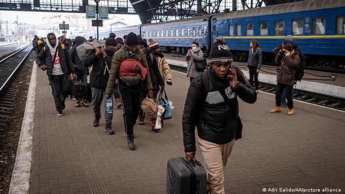 كانت رحلة هروب الطلاب الأفارقة من أوكرانيا إلى بلدان أوروبية أخرى شاقة ومرهقة