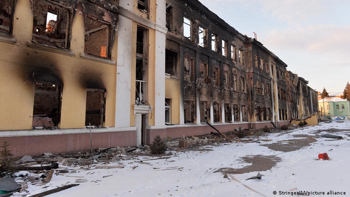 نمایی از ساختمان یک مدرسه در خارکیف که در پی درگیری میان سربازان اوکراینی و روسی ویران شده است. 