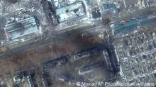 ***ACHTUNG: Die DW kann dieses Bild nicht unabhängig verifizieren!*** This multispectral satellite image provided by Maxar Technologies shows a close up view of apartment buildings and fires with damage in the area of the Zhovteneyvi district in western Mariupol, Ukraine, during the Russian invasion, Saturday, March 12, 2022. (Satellite image ©2022 Maxar Technologies via AP)