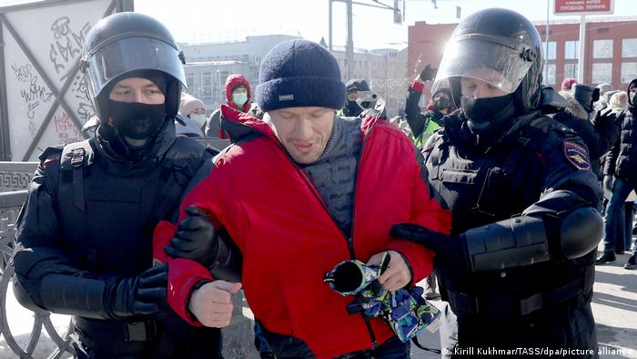Полицейские задерживают участника антивоенного митинга в Новосибирске, 13 марта 2022 года 