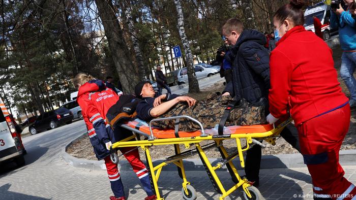 Медики в Яворове увозят украинского военнослужащего на носилках