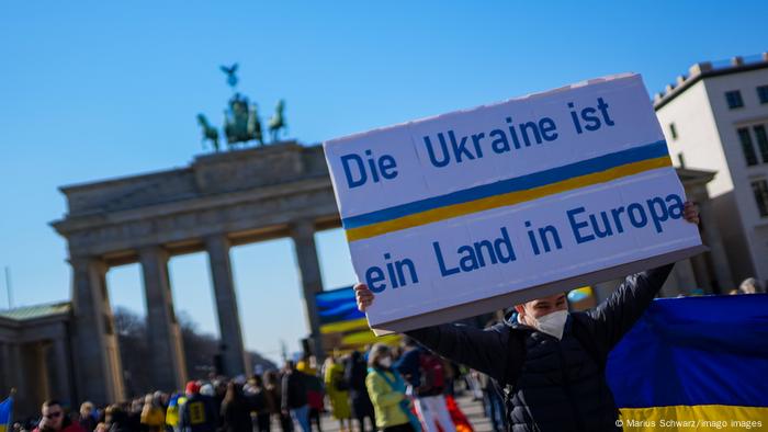 Ucrania es un país de Europa, se puede leer en la pancarta de este manifestante.
