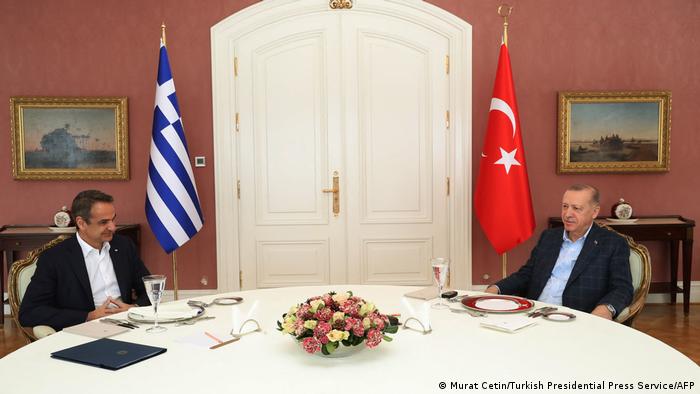 Прем'єр-міністр Греції Кіріакос Міцотакіс та президент Туреччини Реджеп Таїп Ердоган під час зустрічі у Стамбулі