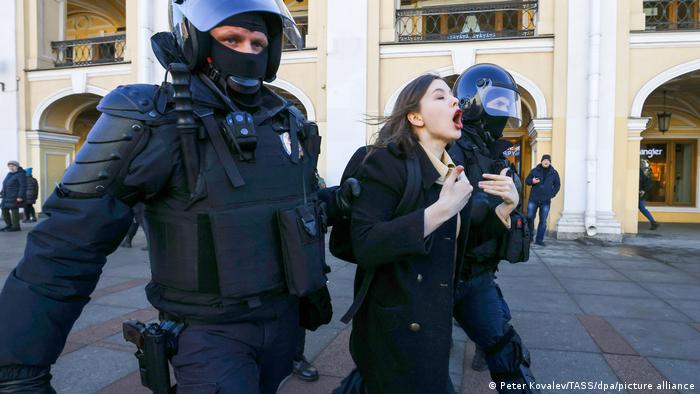 Протестиращо момиче в Санкт Петербург бива отведено от полицаи
