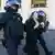 Протестиращо момиче в Санкт Петербург бива отведено от полицаи