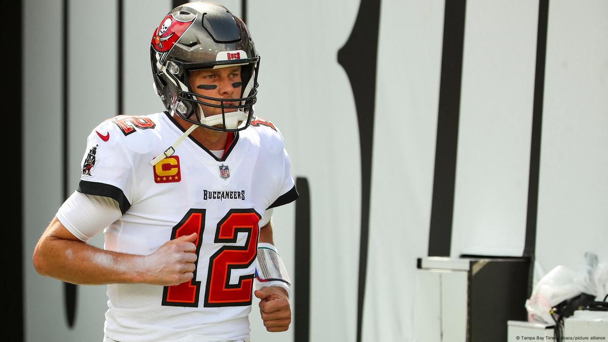 Brett Favre attends Buccaneers game wearing a Tom Brady shirt