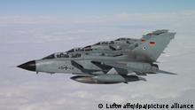 Tornado-Kampfflugzeuge der Bundesluftwaffe fliegen in Formation auf dem Rückflug aus dem Irak. Wegen der Coronavirus-Pandemie zieht die Bundeswehr einen Teil der im Irak eingesetzten Soldaten zurück nach Deutschland ab. +++ dpa-Bildfunk +++