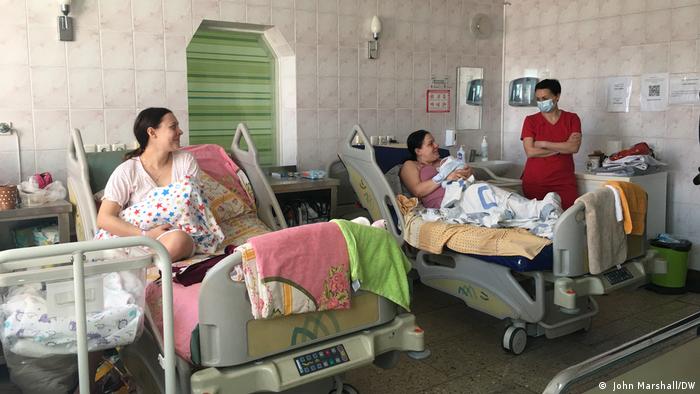 Alina, Natalia e Dra. Yaraschuck: momento de descontração na Enfermaria 5