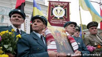 Aufmarsch der Veteranen der UPA, Ukrainischen Aufstandsarmee in Kiew (Foto: EPA/SERGEY DOLZHENKO +++(c) dpa - Report)