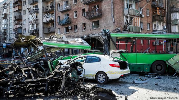 Automóviles y un edificio destruidos por ataques rusos en Ucrania.