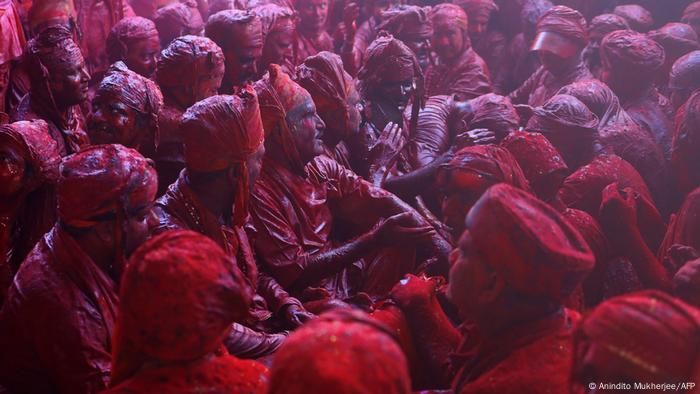 Männer versammeln sich während des Lathmar Holi 2022 in einem Tempel um gemeinsam zu singen.