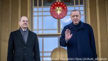 Bundeskanzler Olaf Scholz (SPD, l), nimmt neben Recep Tayyip Erdogan, Präsident der Türkei, am Empfang mit militärischen Ehren vor dem Präsidentenpalast teil. Es ist der Antrittsbesuch des Kanzlers beim Nato-Partner Türkei gut drei Monate nach seiner Vereidigung. Hauptthema in den Gesprächen mit Erdogan wird der Krieg in der Ukraine sein.