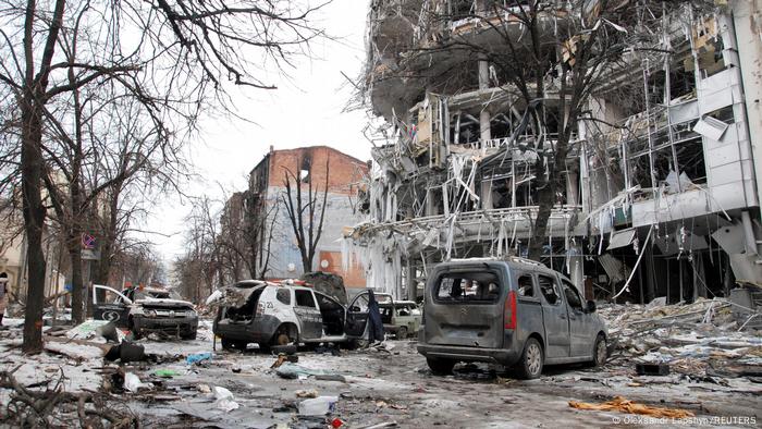 Harkiv kentinde bombardıman sonucu hasar gören binalar ve araçlar