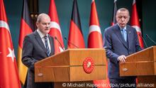 Bundeskanzler Olaf Scholz (SPD), nimmt neben Recep Tayyip Erdogan, Präsident der Türkei, an der Pressekonferenz nach den bilateralen Gesprächen teil. Es ist der Antrittsbesuch des Kanzlers beim Nato-Partner Türkei gut drei Monate nach seiner Vereidigung. Hauptthema in den Gesprächen mit Erdogan wird der Krieg in der Ukraine sein. +++ dpa-Bildfunk +++