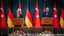Bundeskanzler Olaf Scholz (SPD), nimmt neben Recep Tayyip Erdogan, Präsident der Türkei, an der Pressekonferenz nach den bilateralen Gesprächen teil. Es ist der Antrittsbesuch des Kanzlers beim Nato-Partner Türkei gut drei Monate nach seiner Vereidigung. Hauptthema in den Gesprächen mit Erdogan wird der Krieg in der Ukraine sein.