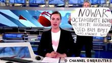 14.03.2022
A person interrupts a live news bulletin on Russia's state TV Channel One holding up a sign that reads NO WAR. Stop the war. Don't believe propaganda. They are lying to you here. at an unknown location in Russia March 14, 2022, in this still image obtained from a video uploaded on March 14. Channel One/via REUTERS THIS IMAGE HAS BEEN SUPPLIED BY A THIRD PARTY. NO RESALES. NO ARCHIVES.