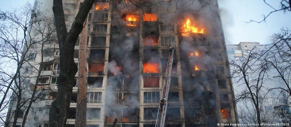 Zgrada u Kijevu gori, nakon napada ruskih snaga, kako tvrde Ukrajinci