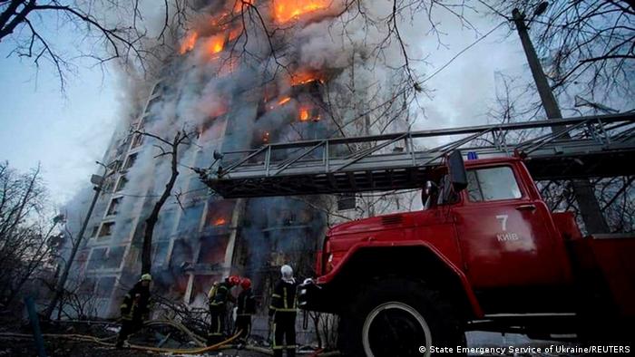 Пожар в жилищна сграда в Киев след въздушен удар