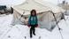 Una niña refugiada sobre la nieve en el campo de refugiados de Duveyle en Idlib, Siria. Una niña refugiada sobre la nieve en el campo de refugiados de Duveyle en Idlib, Siria.