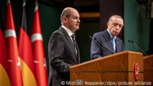 14.03.2022 Bundeskanzler Olaf Scholz (SPD), nimmt neben Recep Tayyip Erdogan, Präsident der Türkei, an der Pressekonferenz nach den bilateralen Gesprächen teil. Es ist der Antrittsbesuch des Kanzlers beim Nato-Partner Türkei gut drei Monate nach seiner Vereidigung. Hauptthema in den Gesprächen mit Erdogan wird der Krieg in der Ukraine sein. +++ dpa-Bildfunk +++