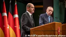 14.03.2022 Bundeskanzler Olaf Scholz (SPD), nimmt neben Recep Tayyip Erdogan, Präsident der Türkei, an der Pressekonferenz nach den bilateralen Gesprächen teil. Es ist der Antrittsbesuch des Kanzlers beim Nato-Partner Türkei gut drei Monate nach seiner Vereidigung. Hauptthema in den Gesprächen mit Erdogan wird der Krieg in der Ukraine sein. +++ dpa-Bildfunk +++