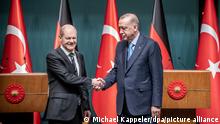 14.03.2022 Bundeskanzler Olaf Scholz (SPD), steht neben Recep Tayyip Erdogan, Präsident der Türkei, nach einer Pressekonferenz nach den bilateralen Gesprächen. Es ist der Antrittsbesuch des Kanzlers beim Nato-Partner Türkei gut drei Monate nach seiner Vereidigung. Hauptthema in den Gesprächen mit Erdogan wird der Krieg in der Ukraine sein.