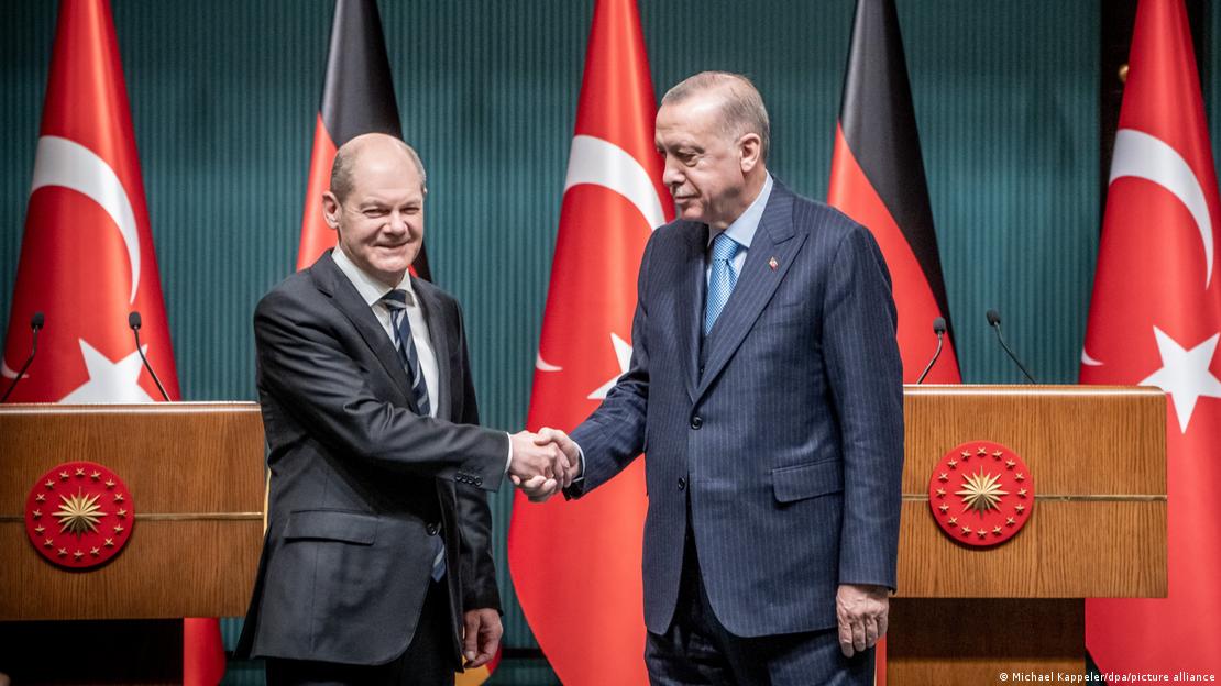 Olaf Scholz duke shtrënguar duart gjatë takimit me Rexhep Tajip Erdogan në Ankara (14.03.2022)