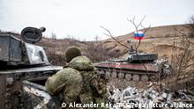 DIESES FOTO WIRD VON DER RUSSISCHEN STAATSAGENTUR TASS ZUR VERFÜGUNG GESTELLT. [LUGANSK REGION, UKRAINE - MARCH 14, 2022: A serviceman of the People's Militia of the Lugansk People's Republic stands next to a 2S1 Gvozdika regimental self-propelled howitzer in a warfare area outside the city of Popasna. Tensions started heating up in Donbass on February 17, with the Donetsk and Lugansk People's Republics reporting the most intense shellfire from Ukraine in months. Early on February 24, President Putin announced the start of a special military operation by the Russian Armed Forces in response to appeals for help from the leaders of both republics. Alexander Reka/TASS]