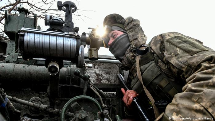 Украинский солдат готовится поразить цель противника