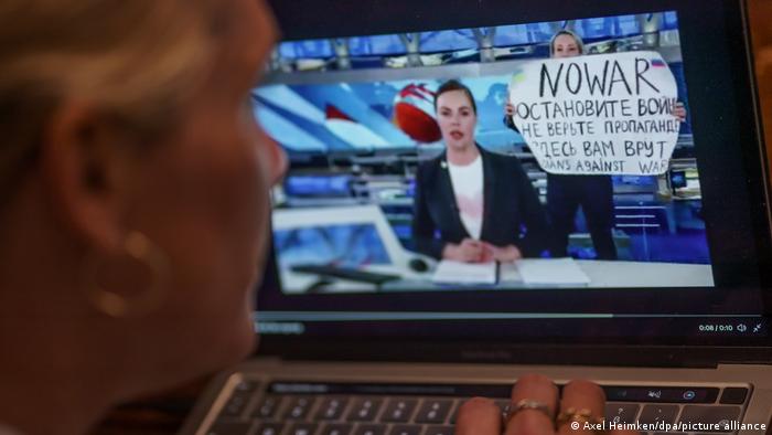 Акция протеста Марины Овсянниковой на первом канале российского телевидения