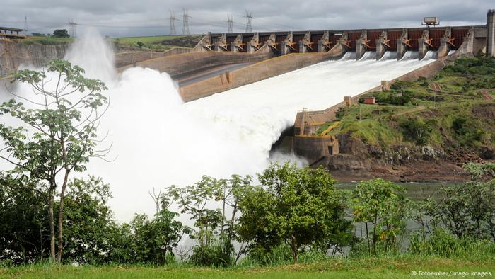El agua sale a borbotones por las compuertas de la presa de Itaipú, en la frontera entre Brasil y Paraguay.