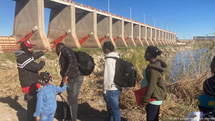 Refugiados al pie de la presa Morelos, entre México y Estados Unidos.