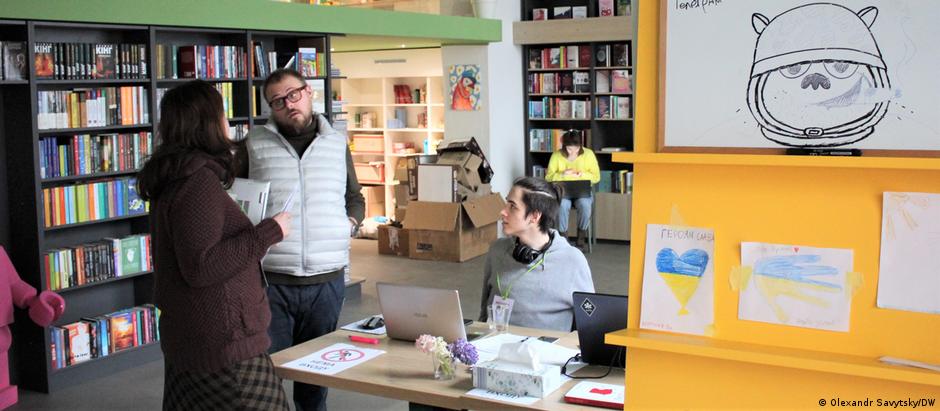 Voluntários ajudam na distribuição de gêneros básicos