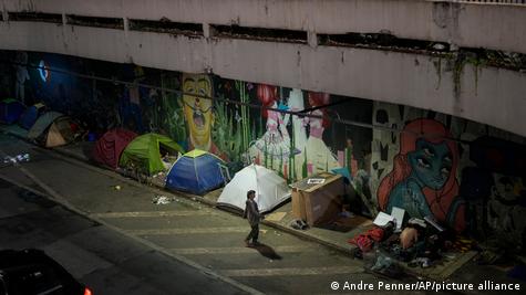 Moradores de rua em barracas em São Paulo