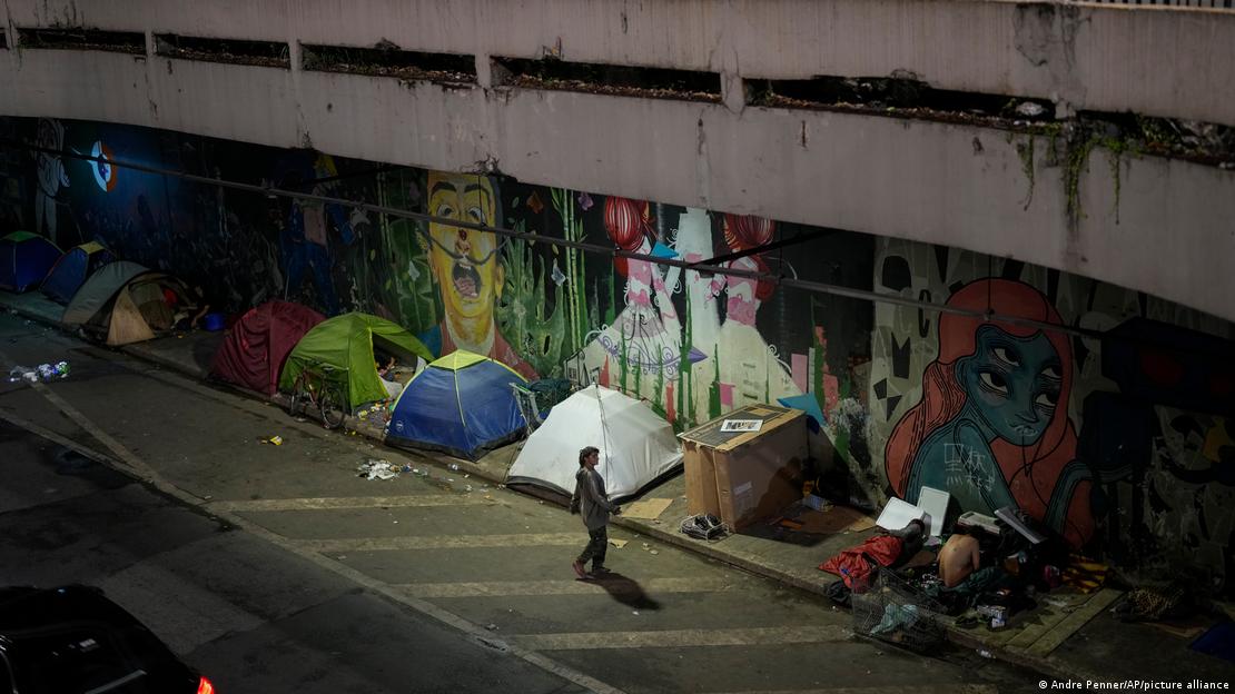 Moradores de rua em barracas em São Paulo