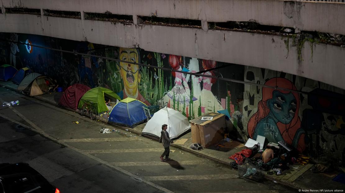 Moradores de rua em barracas em São Paulo