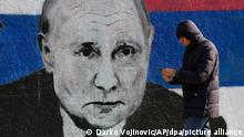 12.3.2022***Eine Mann geht an einem Wandgemälde vorbei, das den russischen Präsidenten Putin zeigt. Außenministerin Baerbock hat Serbiens Präsident Vucic angesichts des russischen Angriffskriegs von Präsident Putin in der Ukraine aufgefordert, klar Farbe zu bekennen. +++ dpa-Bildfunk +++