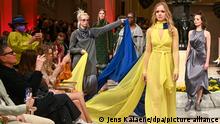 15.03.2022 *** Berliner Modewoche: Die geflüchtete ukrainische Tänzerin Nataliia Ovcharova trägt auf der Show von Designerin Anja Gockel eine Gelb-blaue-Kreation mit einer Schleppe in den Farben der Ukraine. Die Tänzerin wurde nach ihrer Flucht von der Designerin vor ein paar Tagen engagiert.