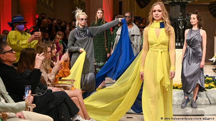 Показ платья в цветах украинского платья