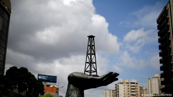 鉴于能源危机，美国放宽对委内瑞拉石油公司PDVSA的制裁。
