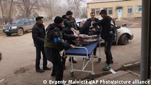 15.03.22 *** Ukrainian servicemen and volunteers carry a man injured during a shelling attack into hospital number 3 in Mariupol, Ukraine, Tuesday, March 15, 2022. (AP Photo/Evgeniy Maloletka)