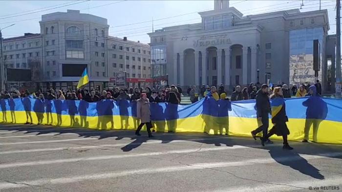 População da cidade ucraniana de Kherson protesta contra invasão russa