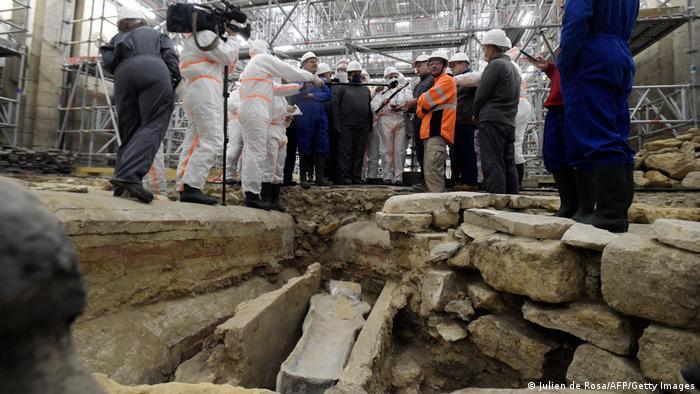 La ministra francesa de Cultura, Roselyne Bachelot, visita el yacimiento arqueológico de la catedral de Notre Dame tras el descubrimiento de un sarcófago de plomo del siglo XIV.