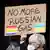 Pessoa exibe cartaz com os dizeres "Chega de gás russo" em inglês