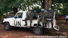 Friedenstruppen der Vereinten Nationen fahren am 13.07.2017 in Yei (Südsudan). In Yei sind innerhalb eines Jahres 70 Prozent der Bevölkerung geflüchtet. Die UN zieht es nun in Betracht, die Friedensmission dort zu erweitern. Foto: Sam Mednick/AP/dpa +++ dpa-Bildfunk +++