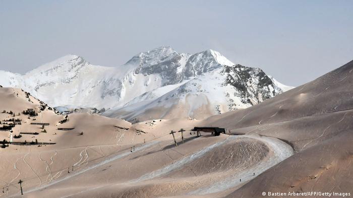 Pijesak prekriva padine planine u francuskim Pirinejima. Stigao je iz Sahare i ovo skijalište pretvorio u pustinju. Kažu da skijašima i snouborderima to nimalo ne smeta.