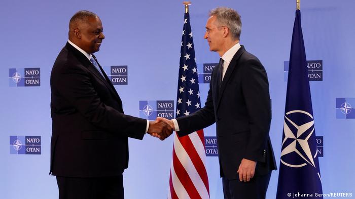 Lloyd Austin, secretario de Defensa de EE. UU., y Jens Stoltenberg, secretario general de la OTAN.