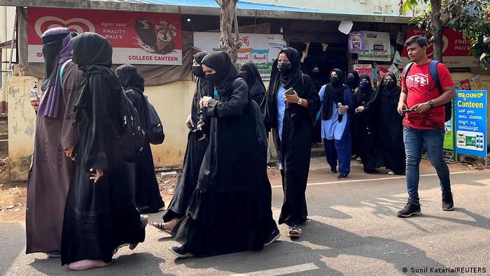 Indien | Udupi town | Muslimische Schülerinnnen tragen den Hijab beim verlassen der Schule