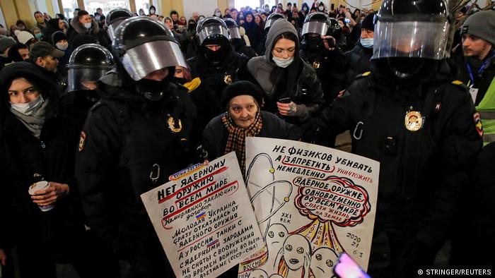 Russland | Yelena Osipova bei einer Demonstration in St. Pertersburg
